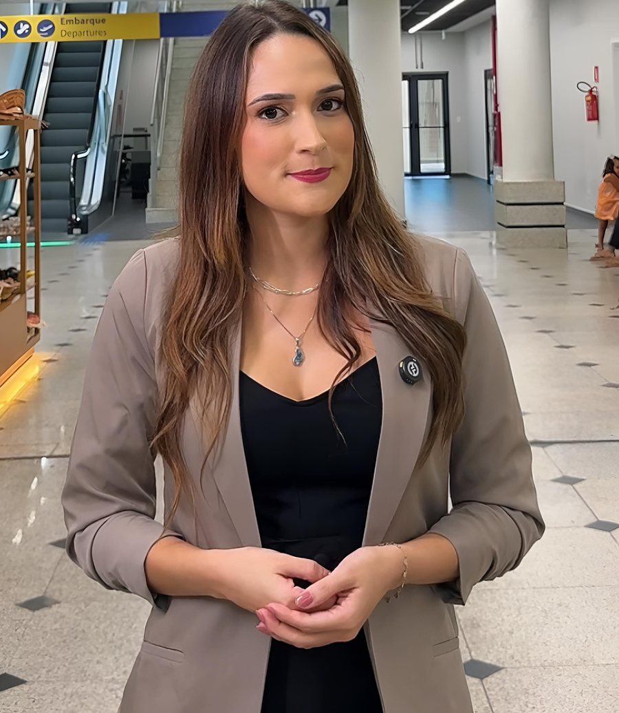 A advogada Maria Madalena no saguão de embarque de um aeroporto